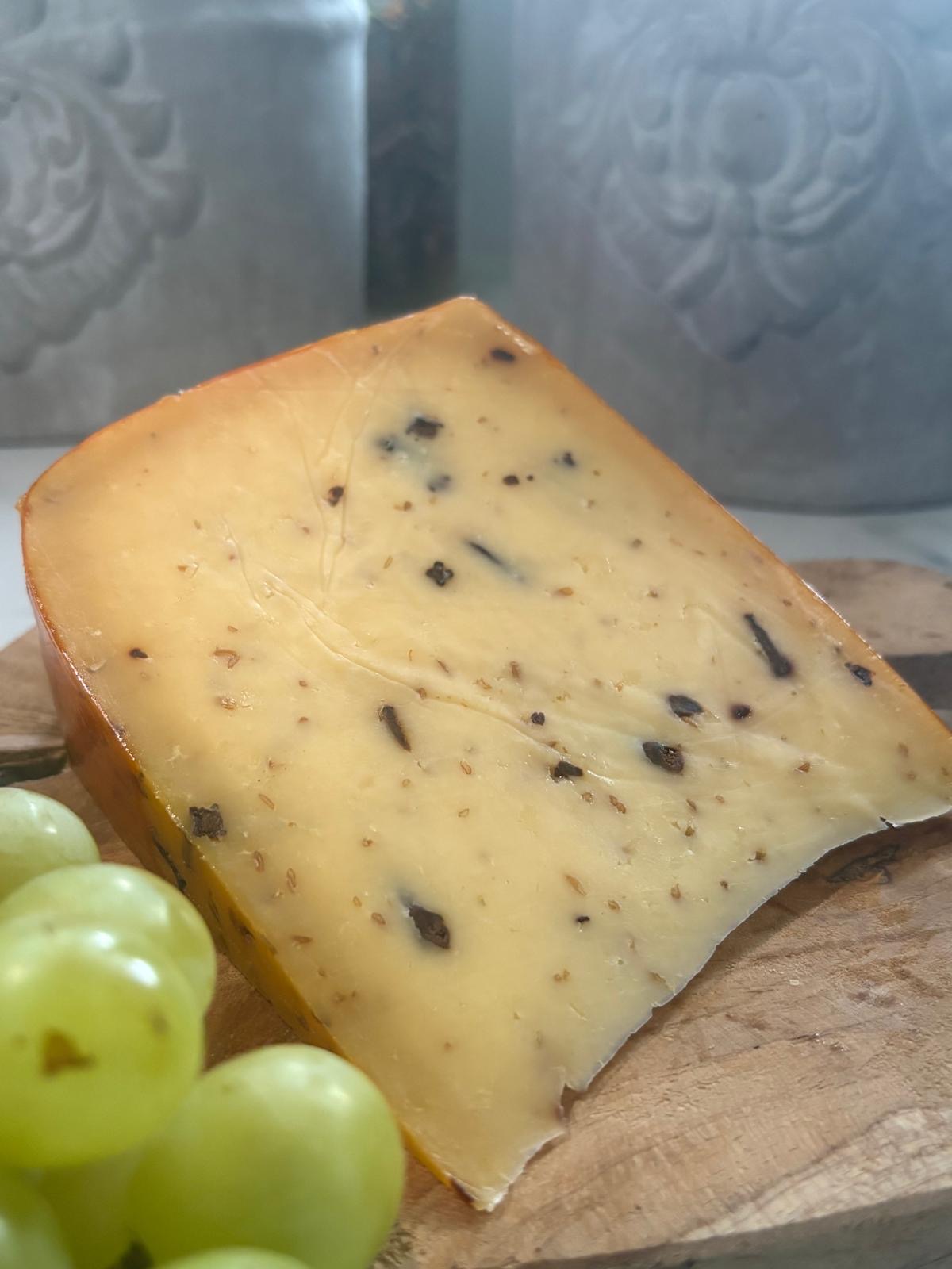 Farmerska Gouda Friese Nagelkaas wzbogacona o goździki i kmin rzymski