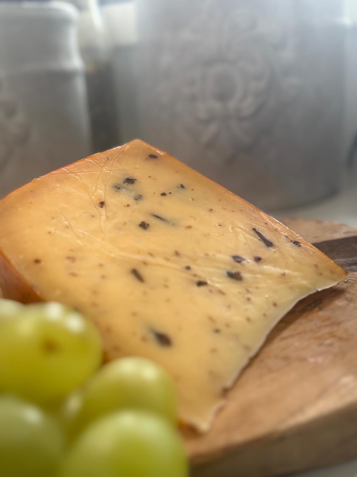 Farmerska Gouda Friese Nagelkaas wzbogacona o goździki i kmin rzymski - ser rzemieślniczy z 🇳🇱Holandia
